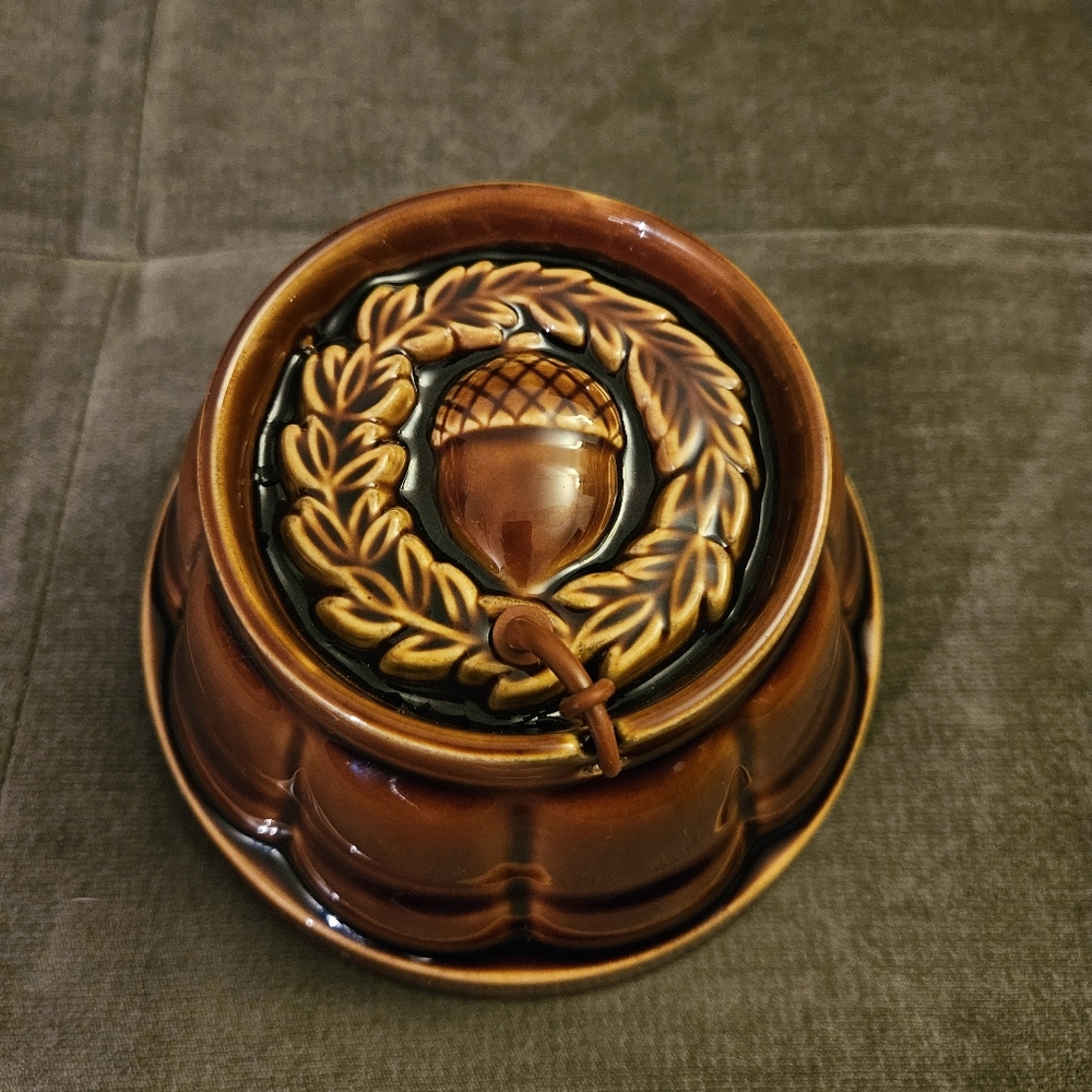 New Williams Sonoma Acorn Cranberry Mold